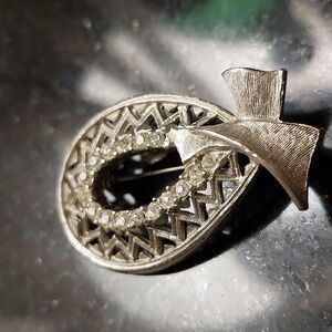 ULTRA Craft Vintage Rhinestone Brushed Silvertone Bow Brooch Pin EVC